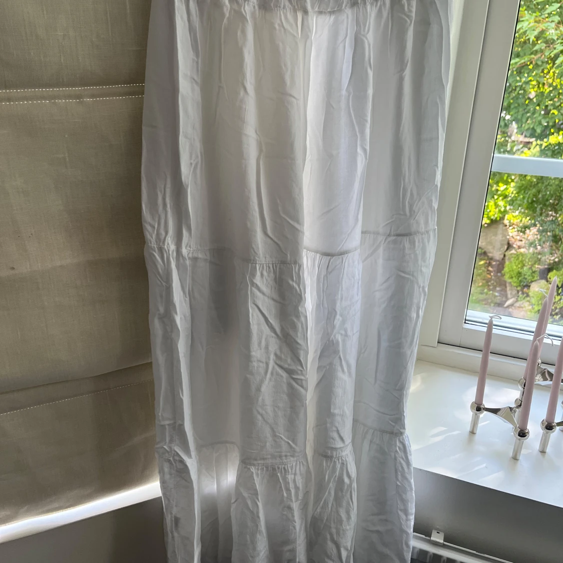 Vit långkjol med volang - 1