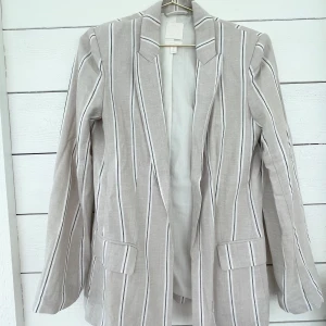 Randig kavaj - Beige/grå kavaj i tunnare material. 150kr + frakt