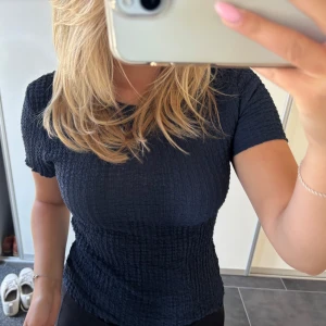 T-shirt från Zara - Så fin tröja från Zara, använd 1 gång så i nyskick!!