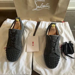 Christian Louboutin skor - Feta louboutins perfekt till hösten | dunder skick | allt i bilderna medföljer | hör av er vid frågor eller funderingar 