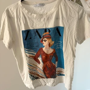 Vit Zara t-shirt med tryck - Vintage Zara tröja så snygg!♥️