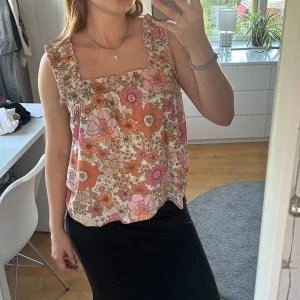 Blommig topp - Säljer en söt blommig topp! Den är använd en gång och det är därför jag säljer den. Den är i storlek S och passar mig som bär M också! Skriv om du undrar något!💖