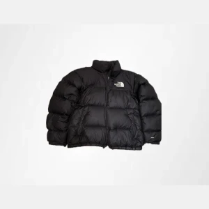 Svart pufferjacka från The North Face - Säljer en svart pufferjacka från The North Face köpte förra vintern inga defekter och bra skick!!!!!
