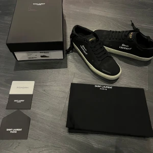 Yves Saint Laurent Skor - Hej! Säljer nu mina sprillans nya Yves Saint Laurent skor. Otroligt fina och unika skor som passar till alla outfits. Alla tillbehör som syns i bilderna medföljer vid köp. Hör av er vid minsta lilla fundering!