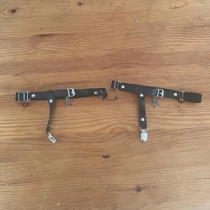 Strumphållare - Säljer dessa strumphållre då de inte kommer till användning längre. En liten tråd förekommer. Använder ett par gånger men de är fortfarande i fint skick. De är justerbara. 💕