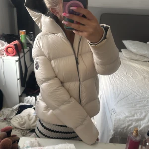 Beige pufferjacka från Colmar - Säljer en snygg beige pufferjacka från Colmar!! Perfekt till kalla dagar💕💕