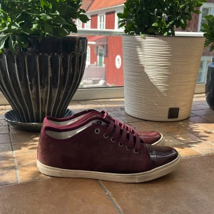 Vinröda lanvins 38 - Säljer mina vinröda lanvins perfekt nu inför hösten storlek 38 skick 8/10 