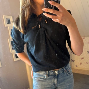 Svart hoodie från Puma med snörning  - Svart hoodie från Puma med guldfärgade detaljer på snörningen och Puma-logga på bröstet.  Tröjan har trekvarts ärm och en lite större huva. Bilderna är inte jättebra så bara fråga om man vill se bättre på t.ex snörningen🩷