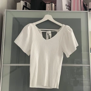 Vit topp  - Så snygg typ från only, använd typ 2 gånger - så bra skick. Passar både till fest och vardags. Ribbad, knyte i bak och puffiga ärmar. Hör av er för frågor 💕