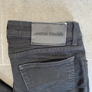 Jacob cohen jeans  - Säljer nu mina snygga svarta Jacob cohen Bard jeans i nyskick. Det är storlek 31 och Modellen är 180cm. Nypris 5800kr. Hör av er vid fler frågor.