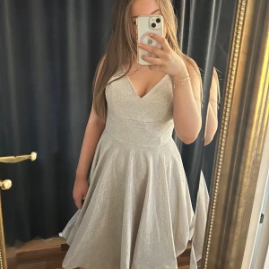 Konfirmationsklänning - Jag säljer en vacker silverfärgad konfirmationsklänning🤍