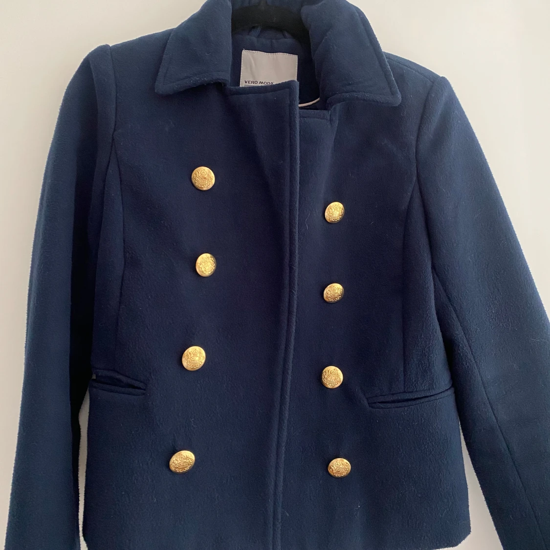 Mörkblå kavajjacka med guldknappar - 1