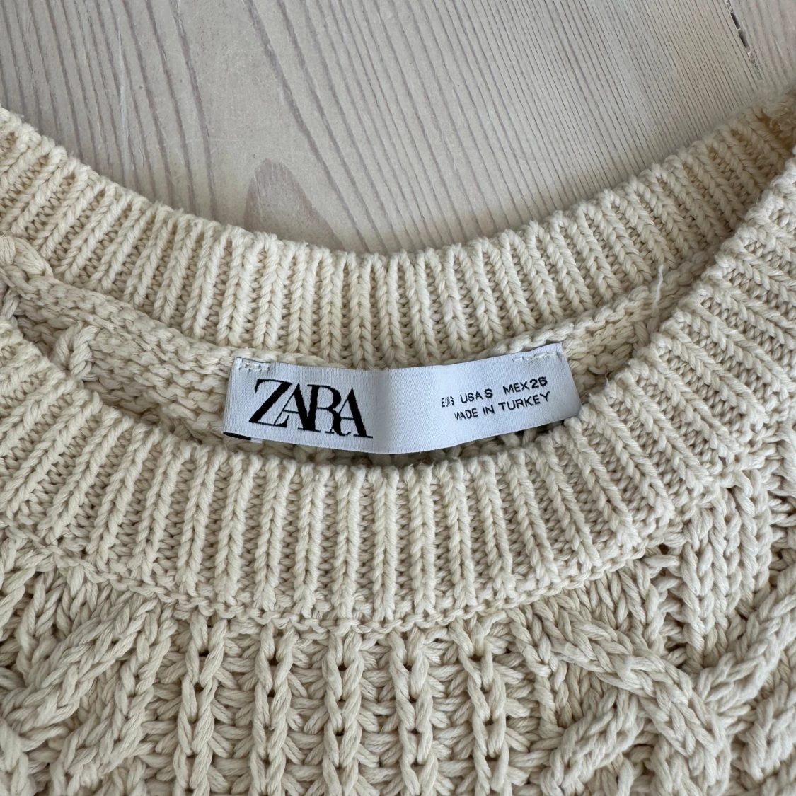 Stickad väst med broderade blommor från Zara - 2