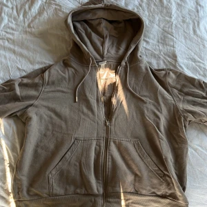 Brun/beige zip up hoodie från H&M - En box aktig modell från H&M Basic. 