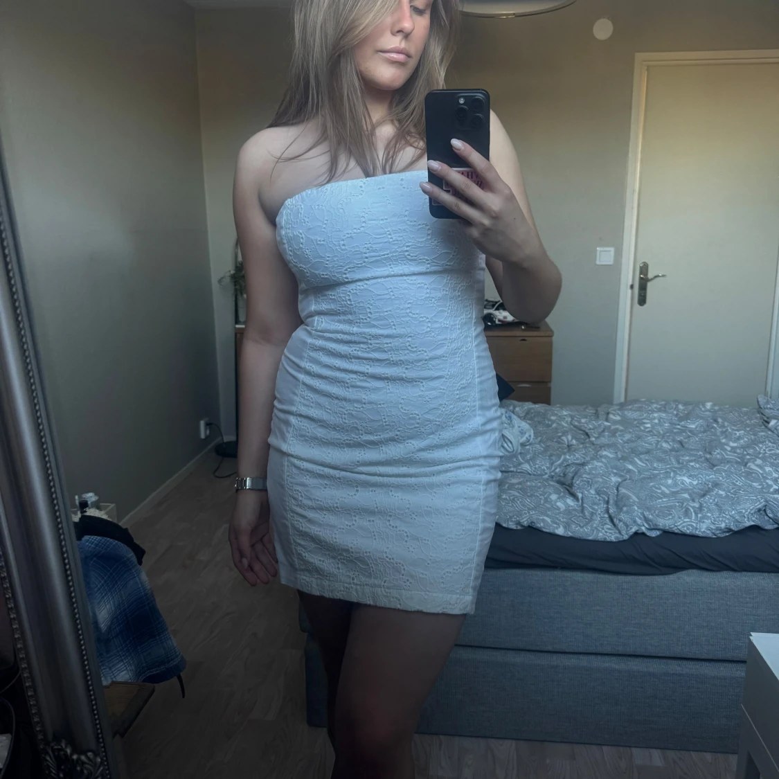 Vit axelbandslös kortklänning från H&M