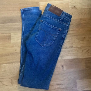 Tiger of Sweden jeans - Tja säljer dessa snygga tiger of Sweden jeans i modellen slight som jag skulle säga är skinny/slim, i 10/10 skick utan några defekter såsom fläckar eller liknande, storlek 27/30, för bilder på passformen och hur de ser ut på är de bara att säga till. Tveka inte vid köp👍👍