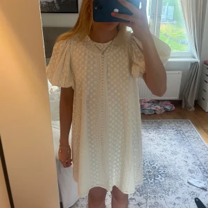Vit klänning med puffärmar och spetsdetaljer - Superfin klänning från other stories!! Passar perfekt till studenten🤍