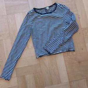 Crop top - Gammal och välanvänd men ändå okej skick, inga fläckar vad jag kan se. Mjukt och stretchigt tyg, den var en favorit en gång i tiden!