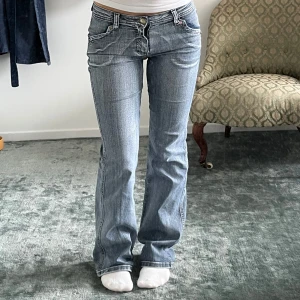 Coola vintage jeans!💗 - Super snygga ljusblå jeans med coola detaljer!💗 De är bootcut och midwaist i passform, och i fint skick bortsett från mindre slitningar längst ner(se bild 4).💗 innerbenslängd: 78cm midjemått:37cm