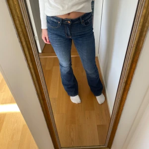 Mörkblå bootcut jeans - Säljer ett par mörkblå jeans från Vero Moda.