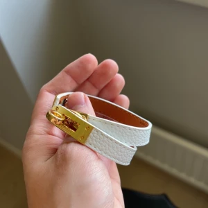 Super fint vitt armband - Ett superfint armband, perfekt till sommaren!