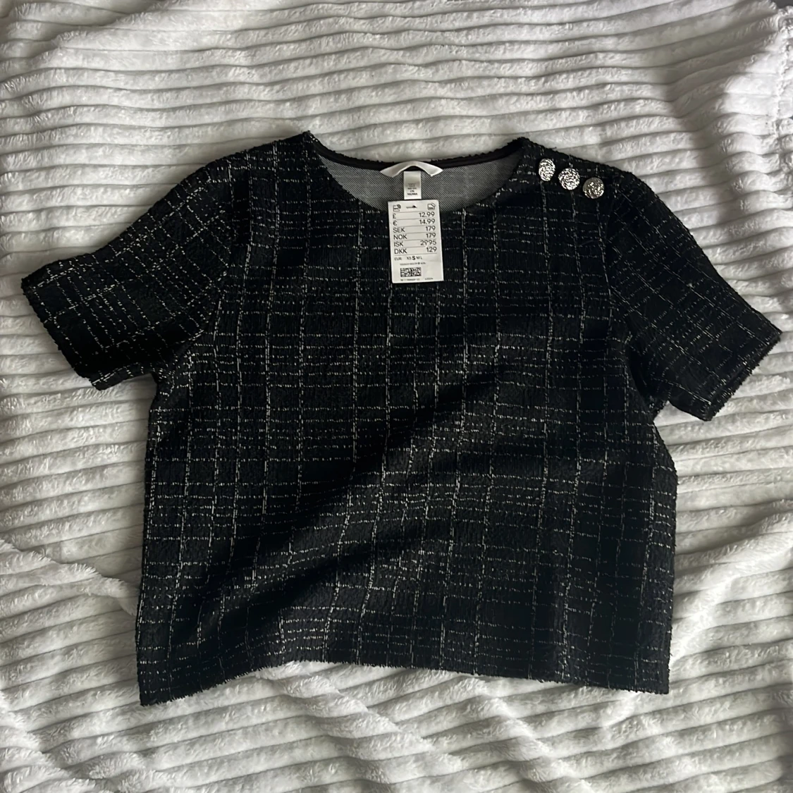 Svart topp med silvriga knappar från H&M