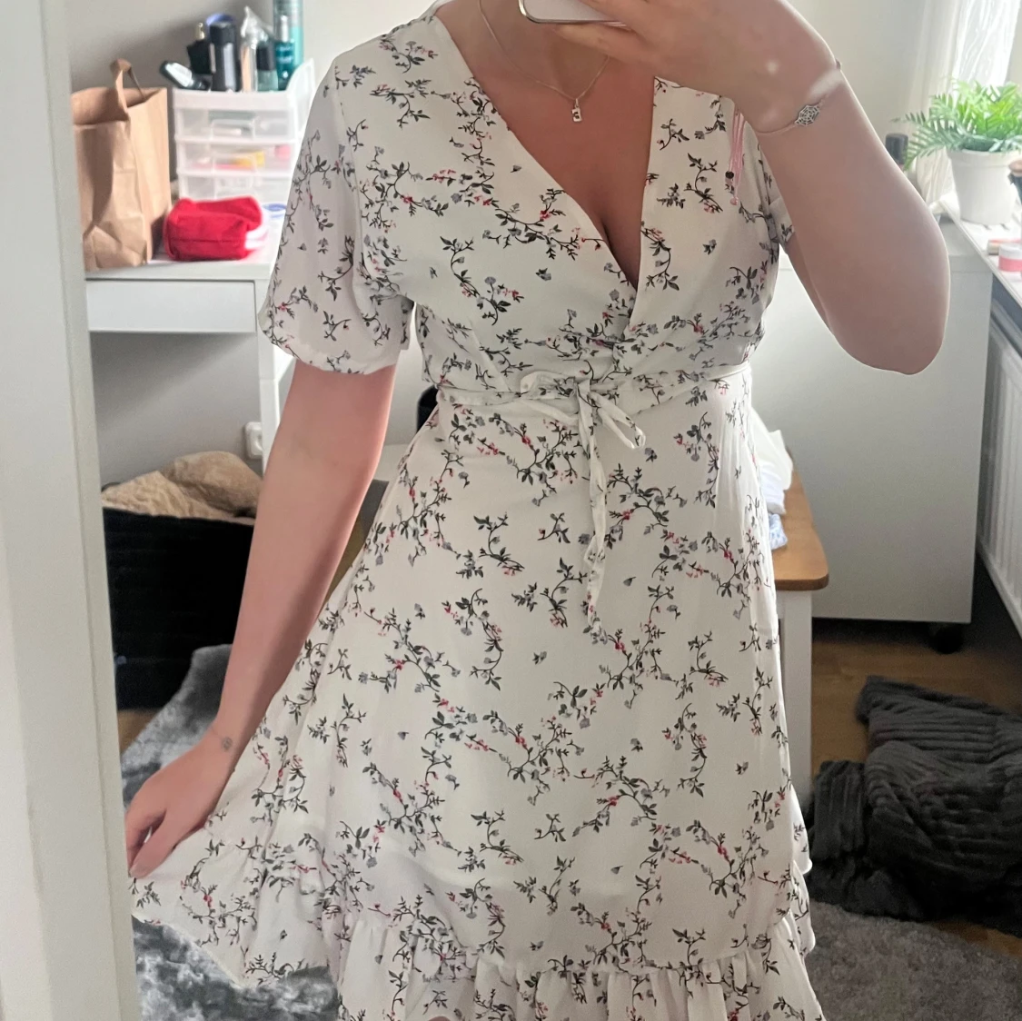 Vit blommig omlottklänning från Vera