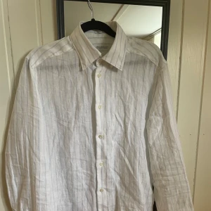 These Glory Days - Linneskjorta  - Säljer en vit skjorta i linne från These Glory Days. Endast testad, aldrig använd.