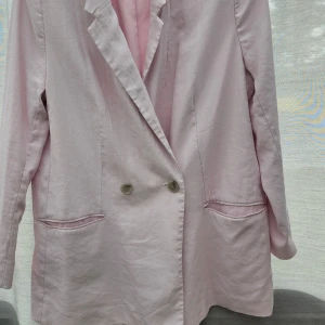 Rosa kavaj från hm storl.M  - Bra skick inget trasigt,  men tycker tyget är lite skimrande skiftande rosa, fodrad, dubbellknäppning