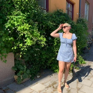 Miniklänning  - Supersöt miniklänning! Den var midi från början men jag har sytt upp den själv. Storlek L men motsvarar mer en M. I fint skick.