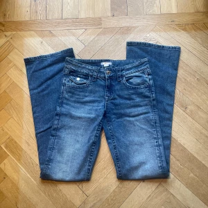 Jeans från Gina Tricot - Low flare embroidery jeans från Gina Young! Har aldrig använts innan. Midjemått: 35cm. Innebenslängd: 84cm. Som man ser på bilderna har jag sprättat bort paljetterna, skriv för fler bilder 💙 