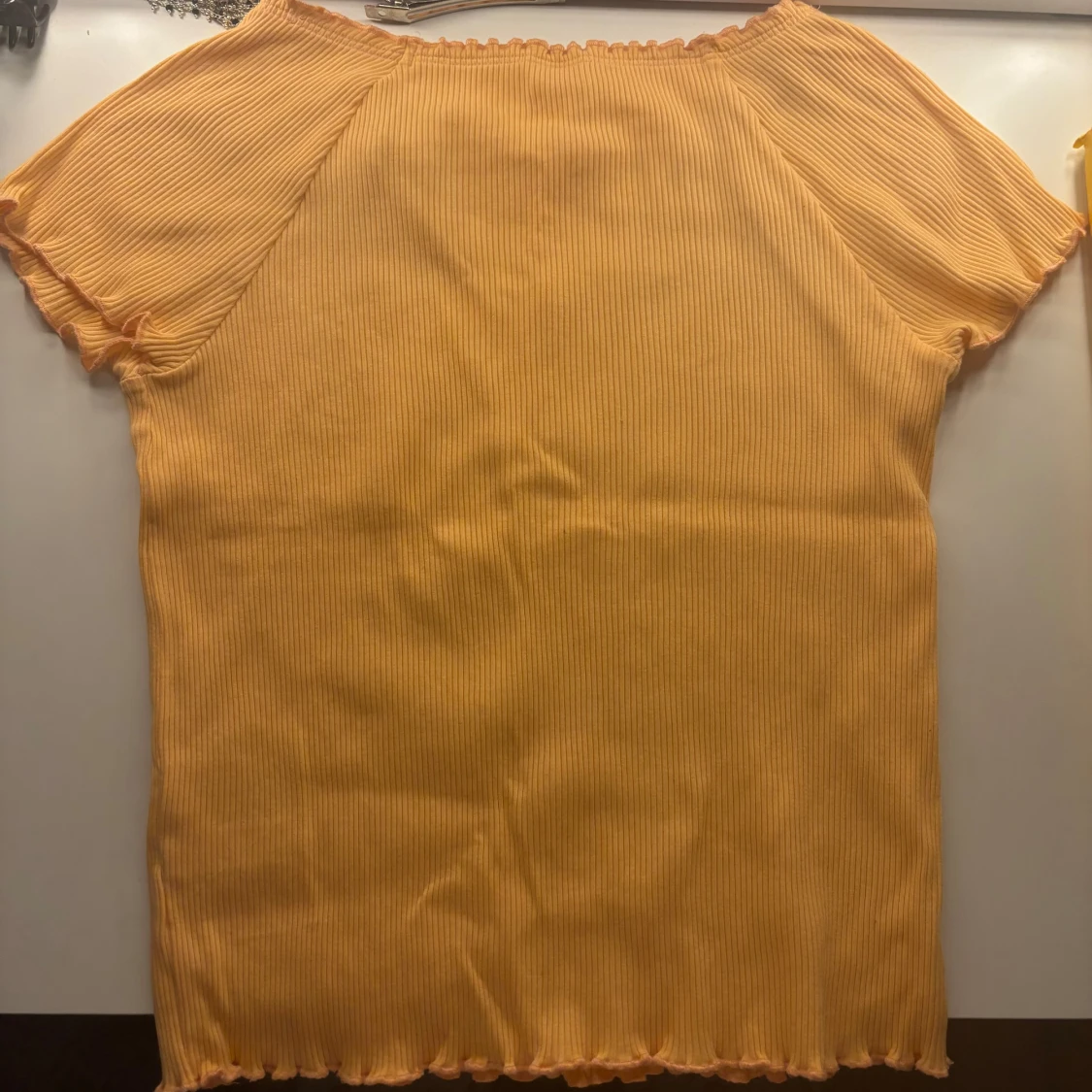 Gul ribbad topp från Lindex Kids - 1