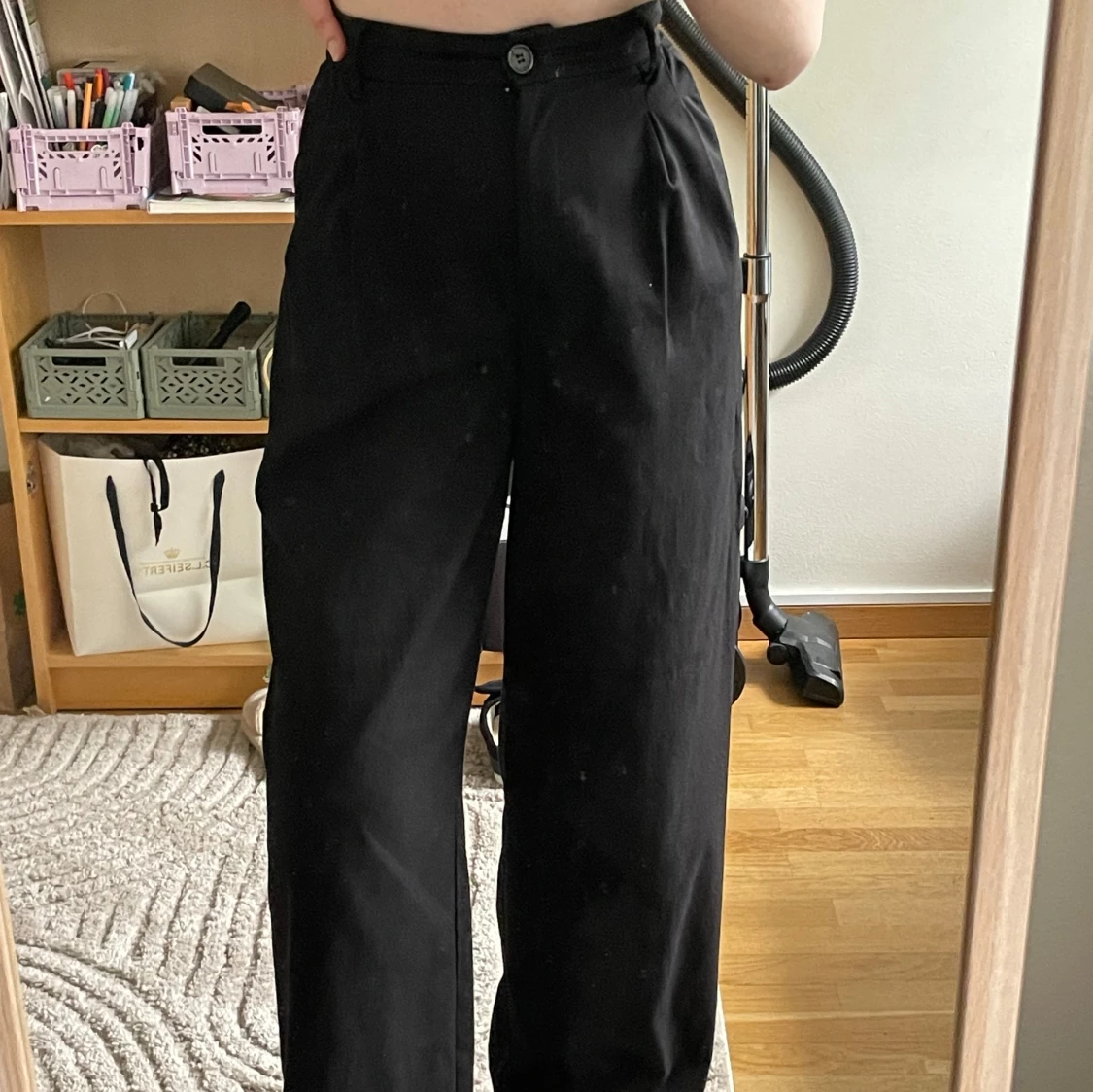 Svarta vida kostymbyxor