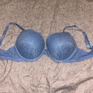 Ljusblå spets-bh - Säljer en ljusblå bh med spets. Lite sliten vid bygglarna (se bild 3). Annars inga defekter! Köpte för ca 2 år sedan🤍
