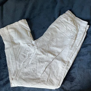 Beigea linnebyxor från Jack & Jones - Säljer ett par ljusbeige linnebyxor från Jack & Jones med relaxed fit i storlek S. Byxorna har sidfickor och är perfekta för varma dagar. Sköna och luftiga med avslappnad stil. Perfekt nu inför sommaren!☀️ Aldrig använda, nypris:600kr, bara höra av sig vid frågor!
