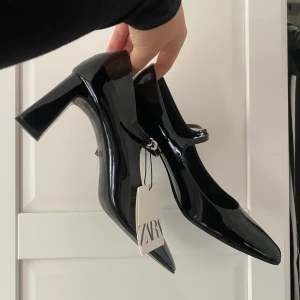 Mary Janes Zara - NYASKICK endast testade Säljer ett par glansiga svarta pumps i Mary Jane stil från Zara med bred klack. Perfekta för att lyfta vilken outfit som helst. Pris kan diskuteras ❤️