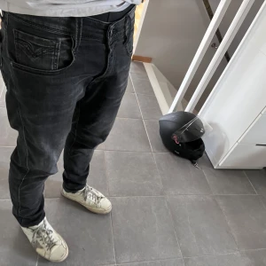 Replay Anbass Mörkgrå Jeans - Säljer dessa snygga replayjeans i modellen Anbass. Jeansen har en otroligt snygg tvätt och skön passform. Endast använt ett fåtal gånger och är som nya. Storlek 31/30. Priset är inte spikat