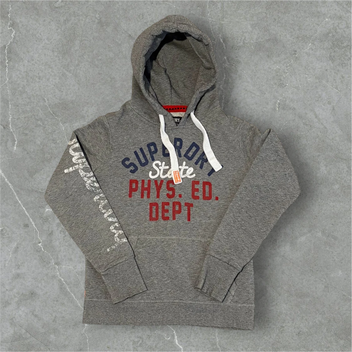 Grå hoodie från Superdry