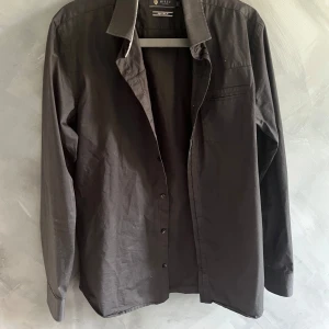 Svart skjorta från Riley - Jag säljer en stilren svart skjorta från Riley i super slim fit-modell. Skjortan är i storlek M men passar S väldigt bra. Fraktar inom en dag och priset kan även diskuteras vid snabb och smidig affär. Skicka iväg ett DM för fler frågor eller bilder🙌🏻👑