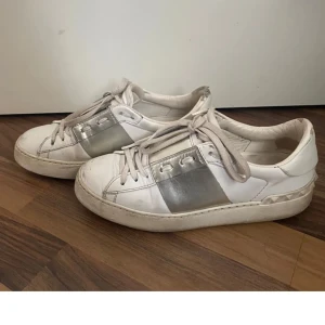 Valentino skor - Jättesnygga valentino sneakers som är köpta förra året på nk men tyvärr har jag inte kvar box eller kvitto. Dem är slitna men fina utanpå och mycket sköna samt kvar att ge💕