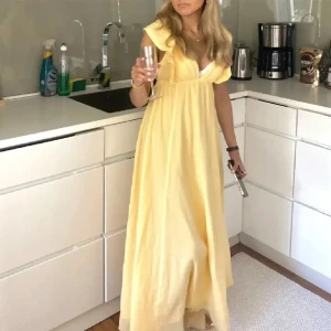 Maxi klänning H&M - Supersöt gul maxi klänning från H&M i jättebra skick💛🥰