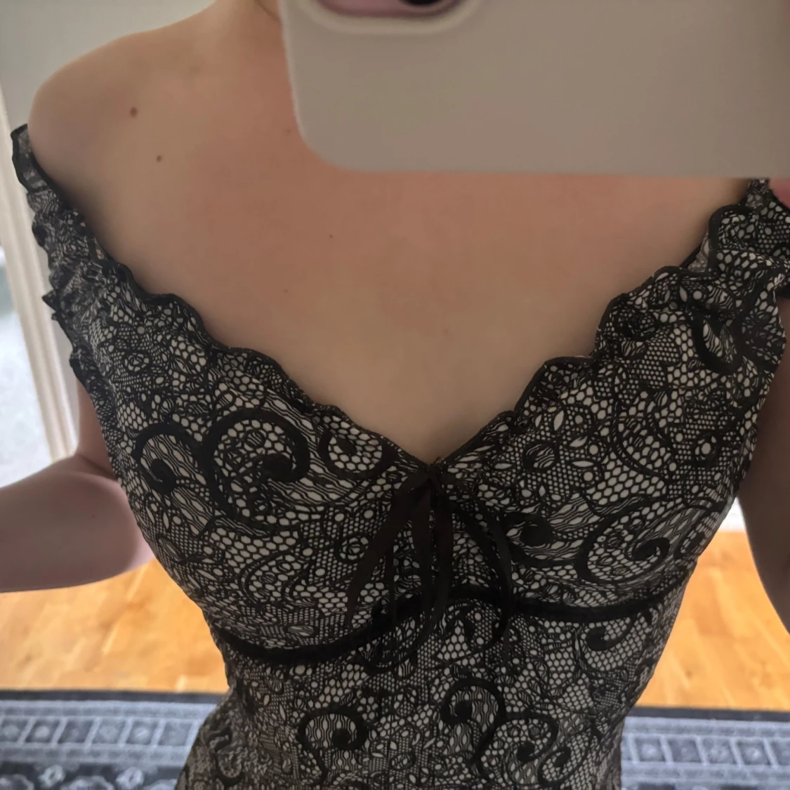 Svart och vit spetsklänning med offshoulder - 1