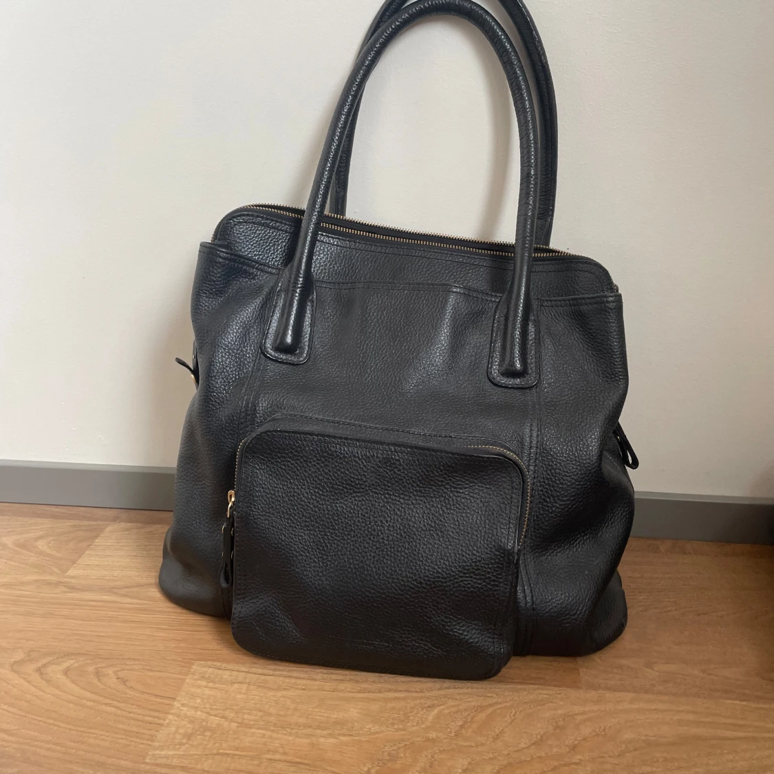 Svart skinn axelväska  - 2