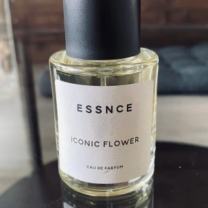 ESSNCE Iconic Flower Eau de Parfum - Tagit några test sprut. 