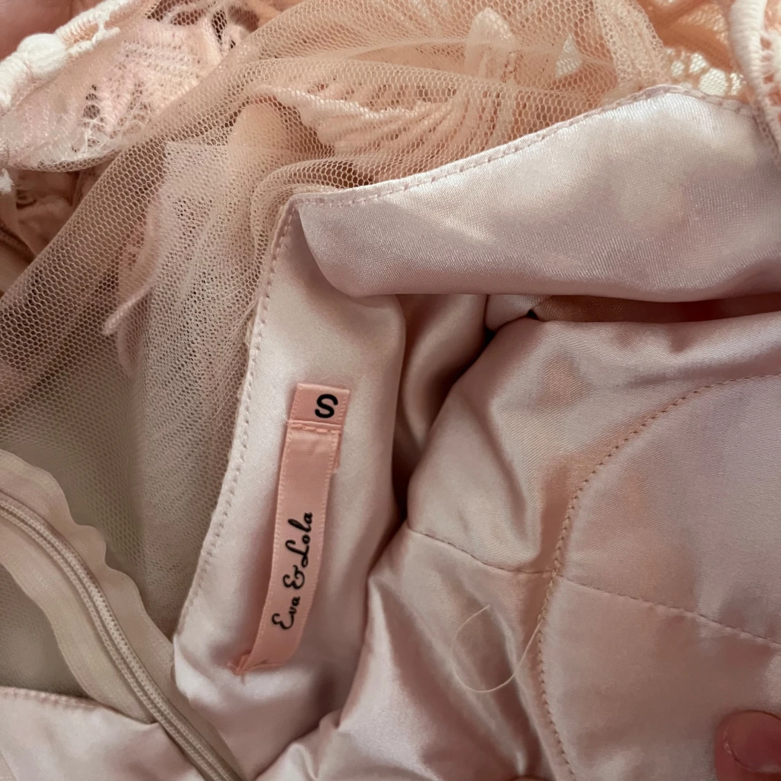 Ljusrosa spetsklänning från Eva & Lola - 2