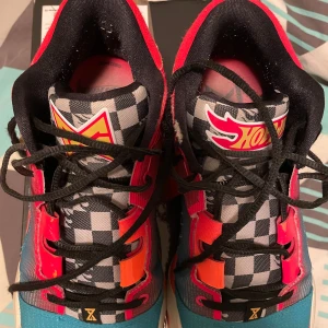 Hot Wheels x Nike pg5 basketskor - Snygga PG5 basketskor, som är använda ett fåtal gånger. Skorna säljs inte längre i butiker eller på nätet.     Pris kan diskuteras ‼️