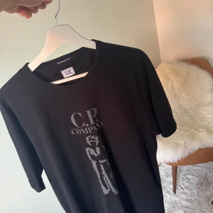 Svart C.P Company t shirt - Säljer en svart t-shirt från C.P. Company med tryck framtill. Storlek M. Mycket bra skick. 
