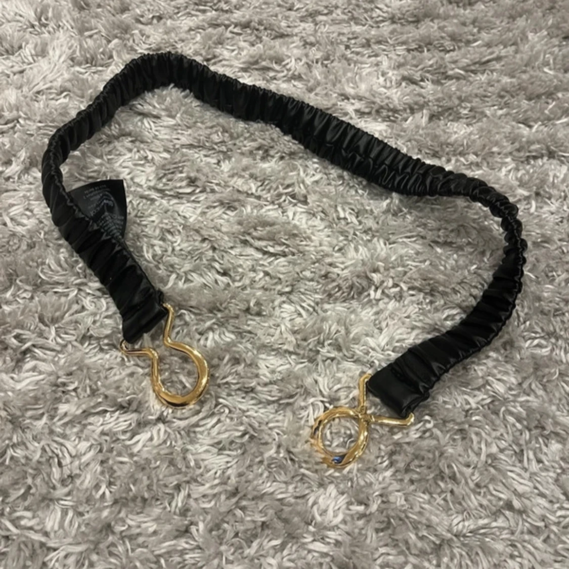 Svart resårbälte med guldfärgat spänne - 2