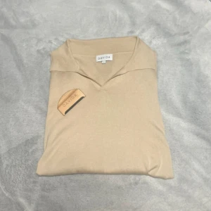 Beige stickad tröja från Davida - Hej, säljer en otroligt schysst beige Davida tröja i storlek S. Grymt skick och endast använd ett fåtal gånger. 100 procent Kashmir och nypris: 2600kr. Skriv gärna vid frågor eller funderingar!🙌🙌