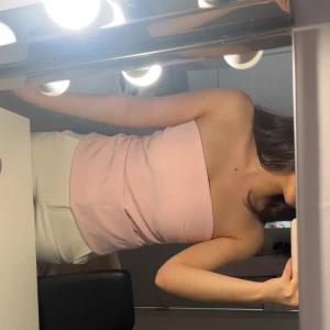 rosa tubtopp - har bara använt ett fåtal gånger  och kommer inte till mer användning, har en dragkedja och är i ”kostym” material 